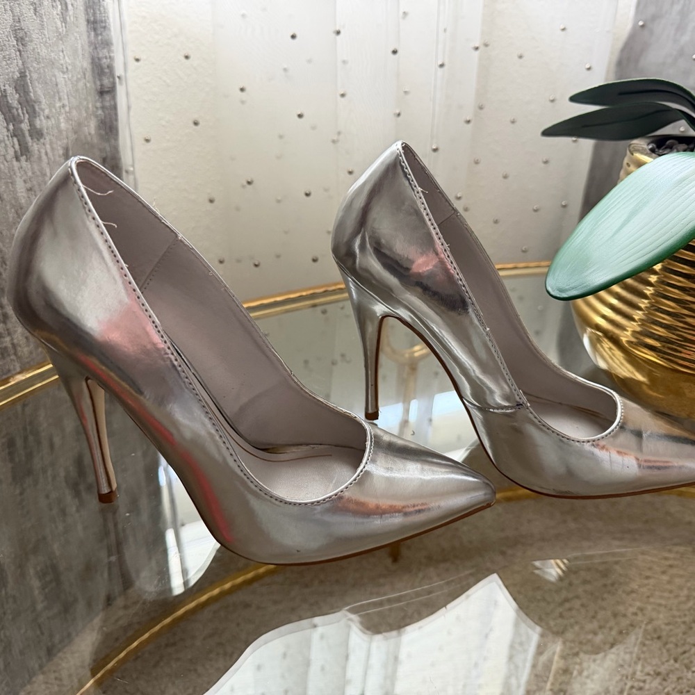 Silver Heels - Picture 4 of 5